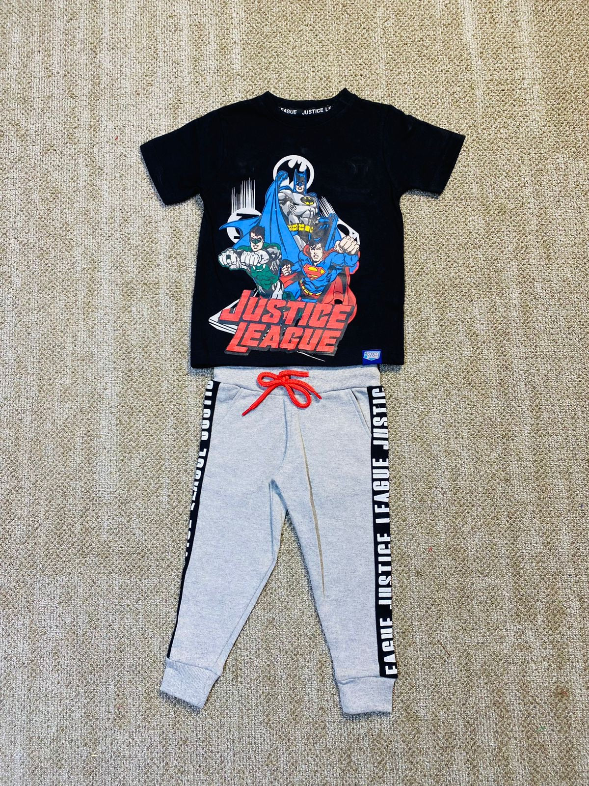 Set conjunto 2 piezas liga de la justicia buzo jogger gris y camisa negra niño