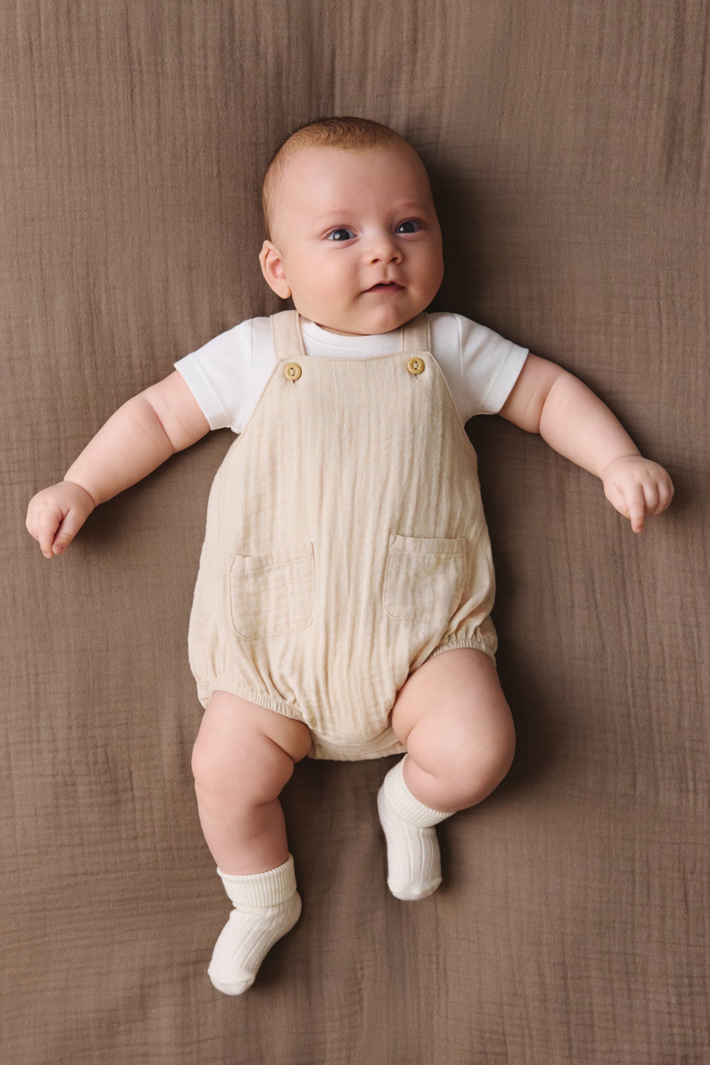 Set conjunto 2 piezas overall beige cafe camisa blanca bebe niño H&M 1218180006