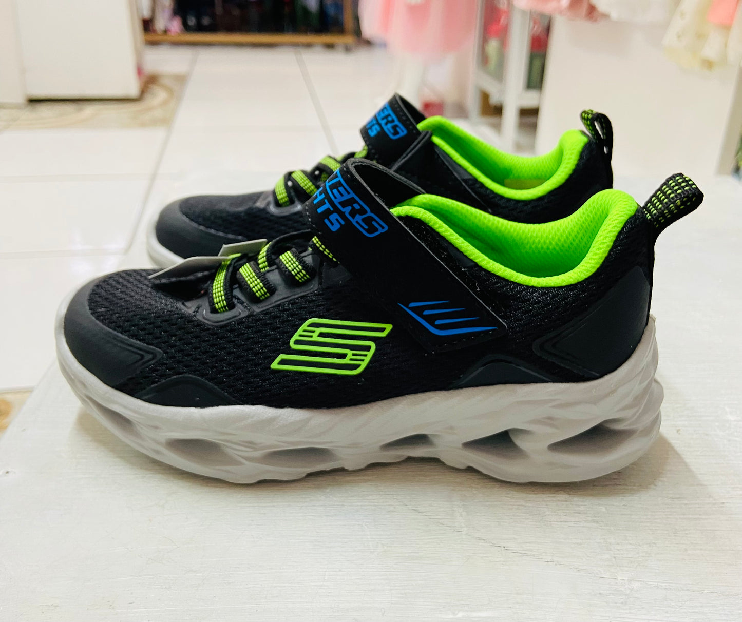 Tenis Negros Niño Skechers con luces