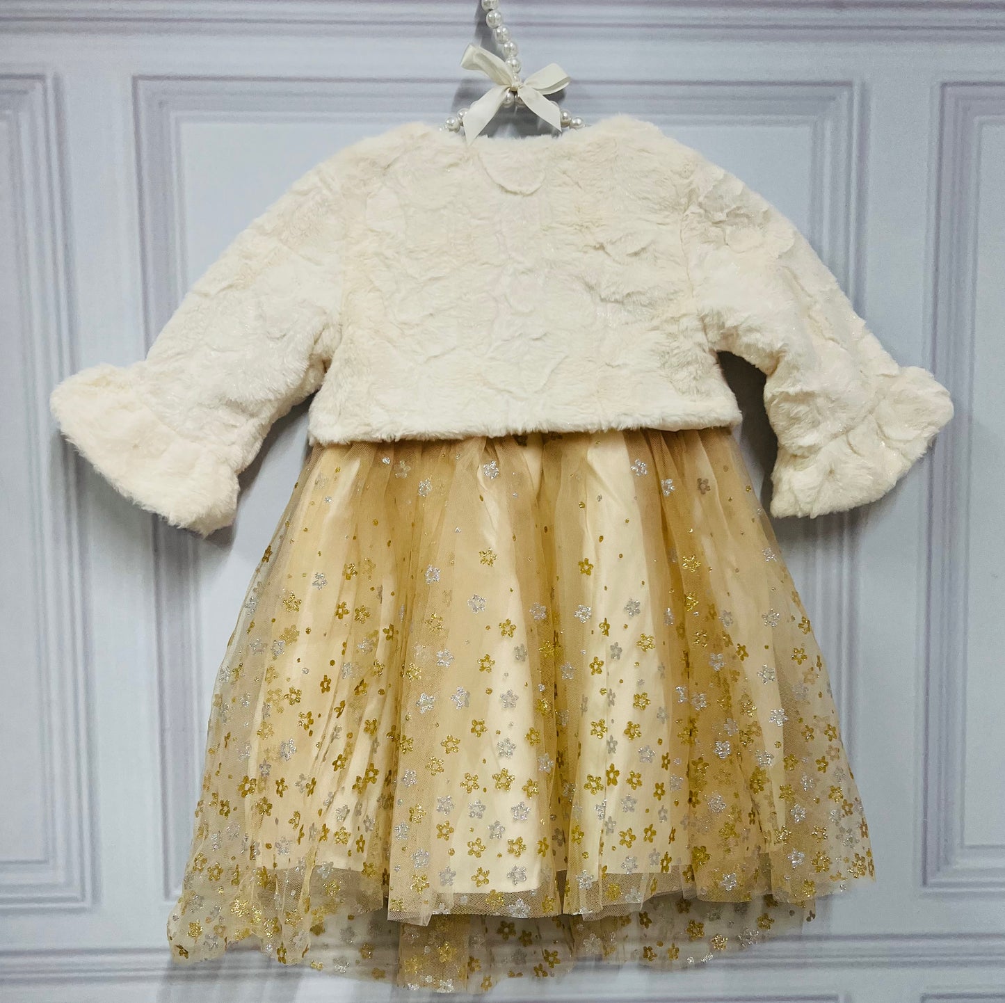 Vestido gala beige y dorado bluberri con chaleco sueter