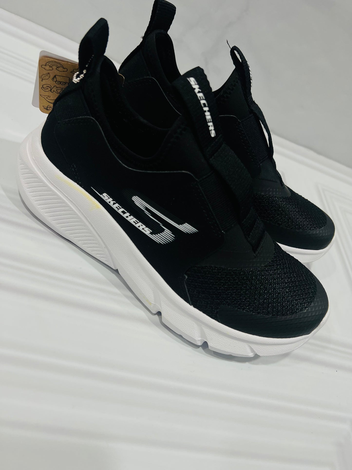 Tenis Negros Niño suela blanca Skechers