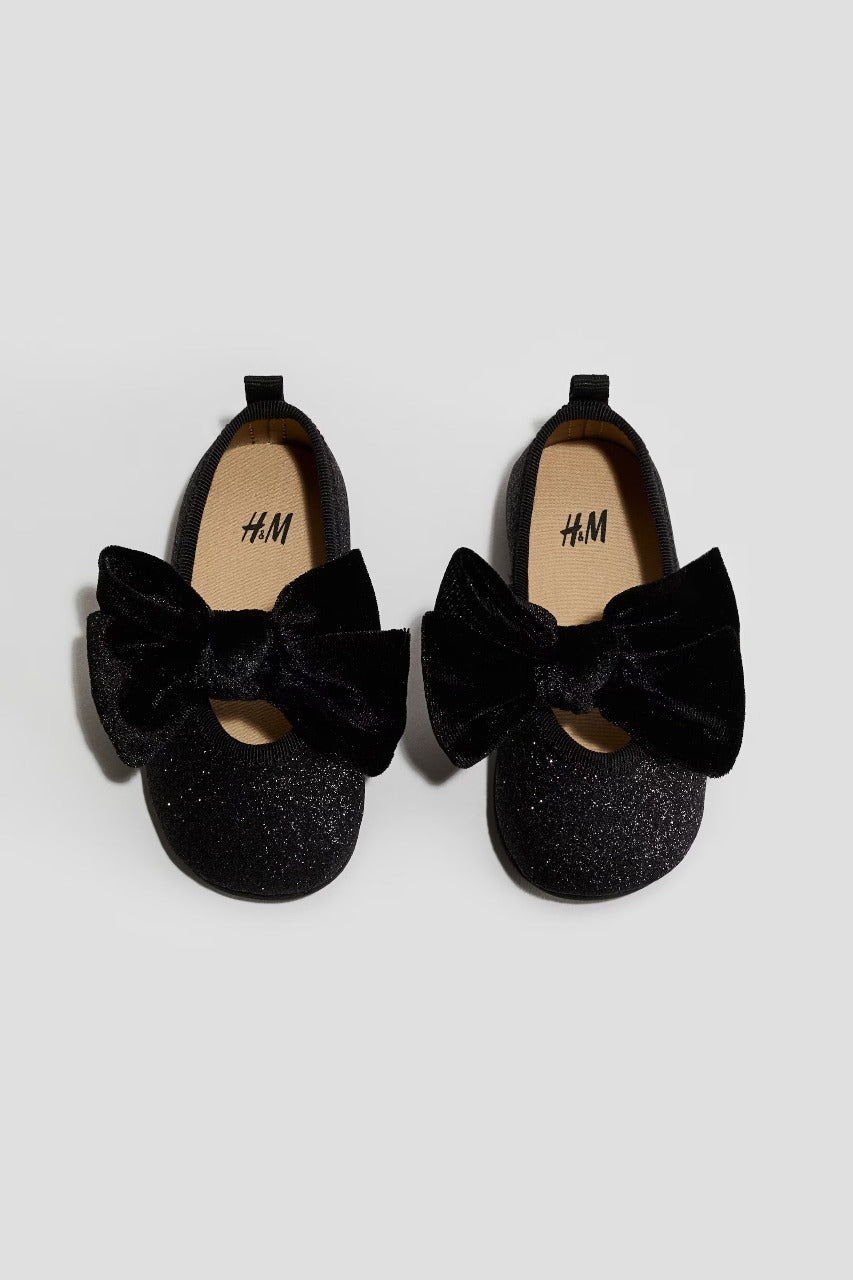 Zapatillas negras chongo negro bebe niña H&M 1308182001