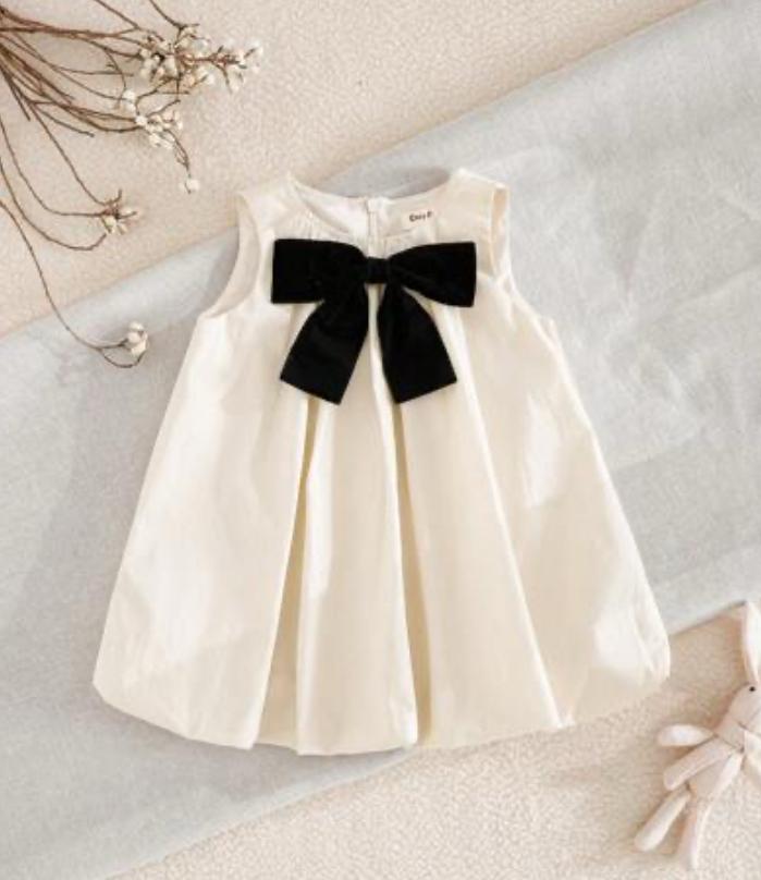 Vestido beige chongo negro niña