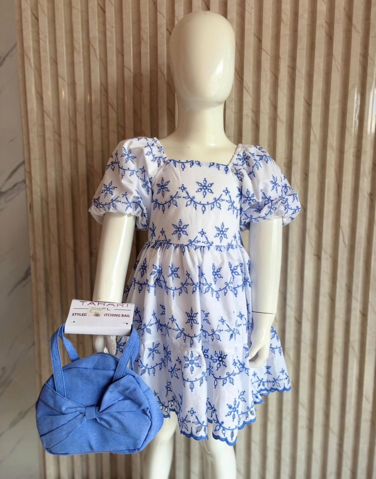 Vestido blanco azul con cartera