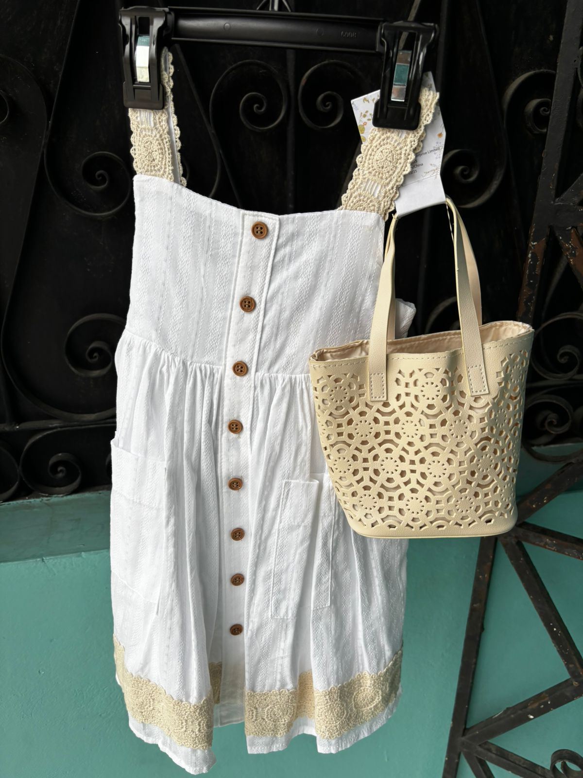 Vestido blanco cartera beige