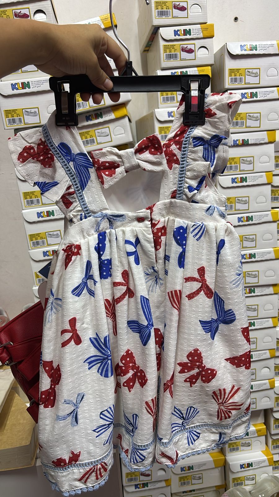 Vestido blanco cartera roja