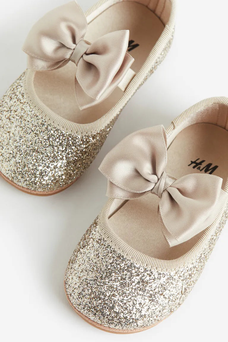 Zapatillas H&M doradas bebe niña chongo cinta mantequilla