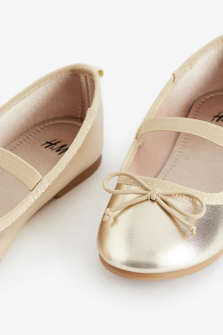 Zapatillas doradas H&M niña chongo lisas