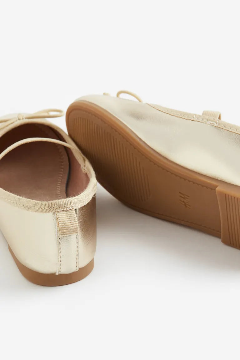 Zapatillas doradas H&M niña chongo lisas