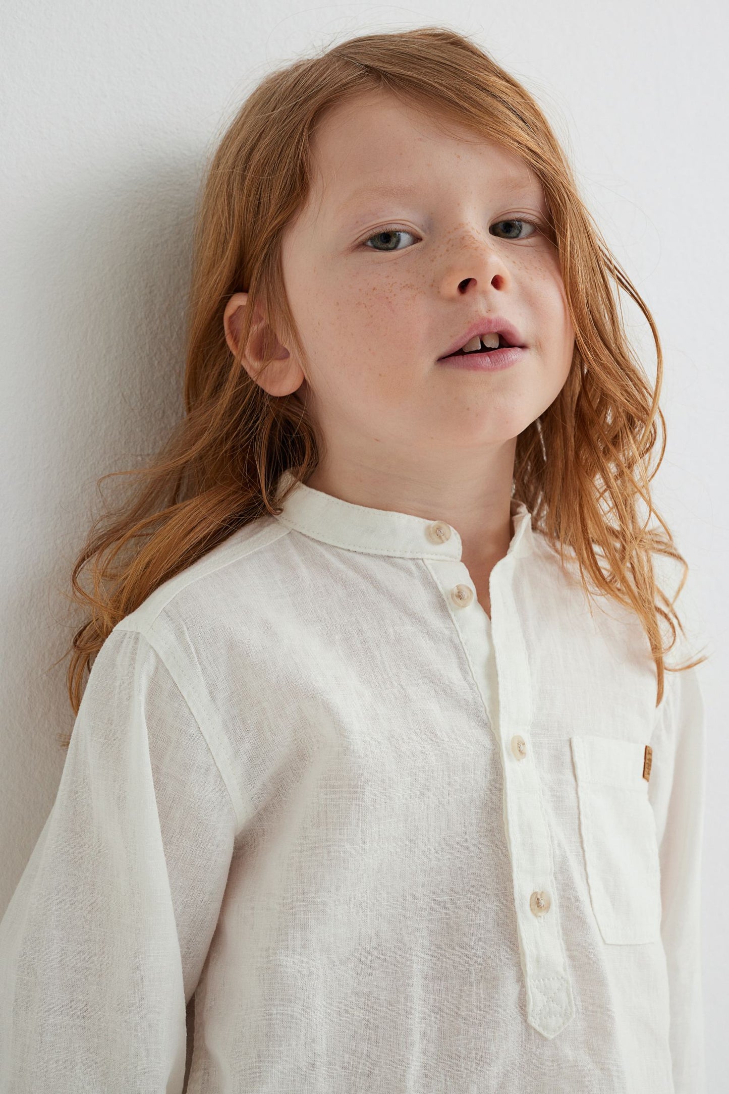 Camisa blanca ivory formal henley niño H&M 4 botones arriba
