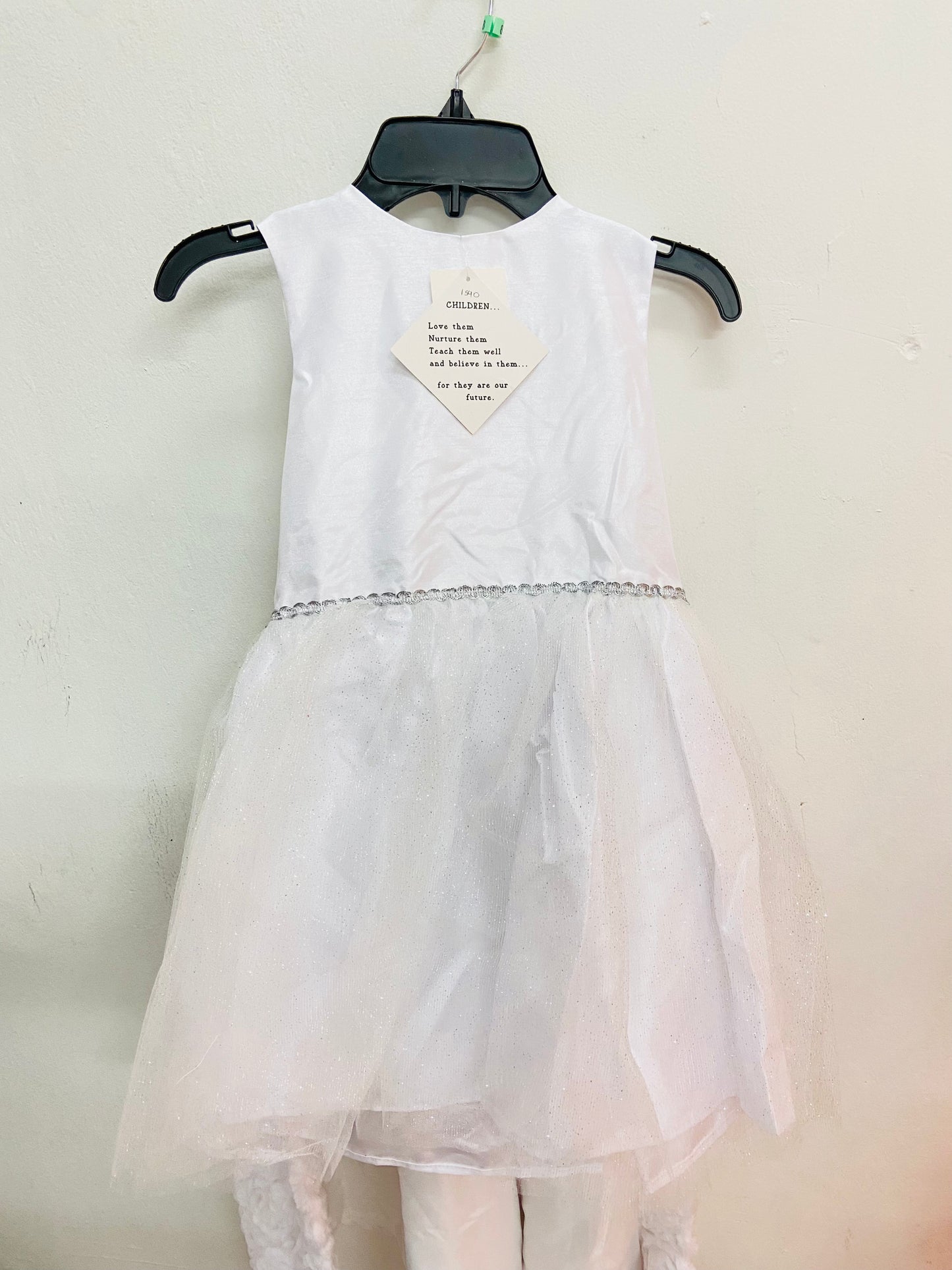 Vestido blanco con abrigo chaleco sueter