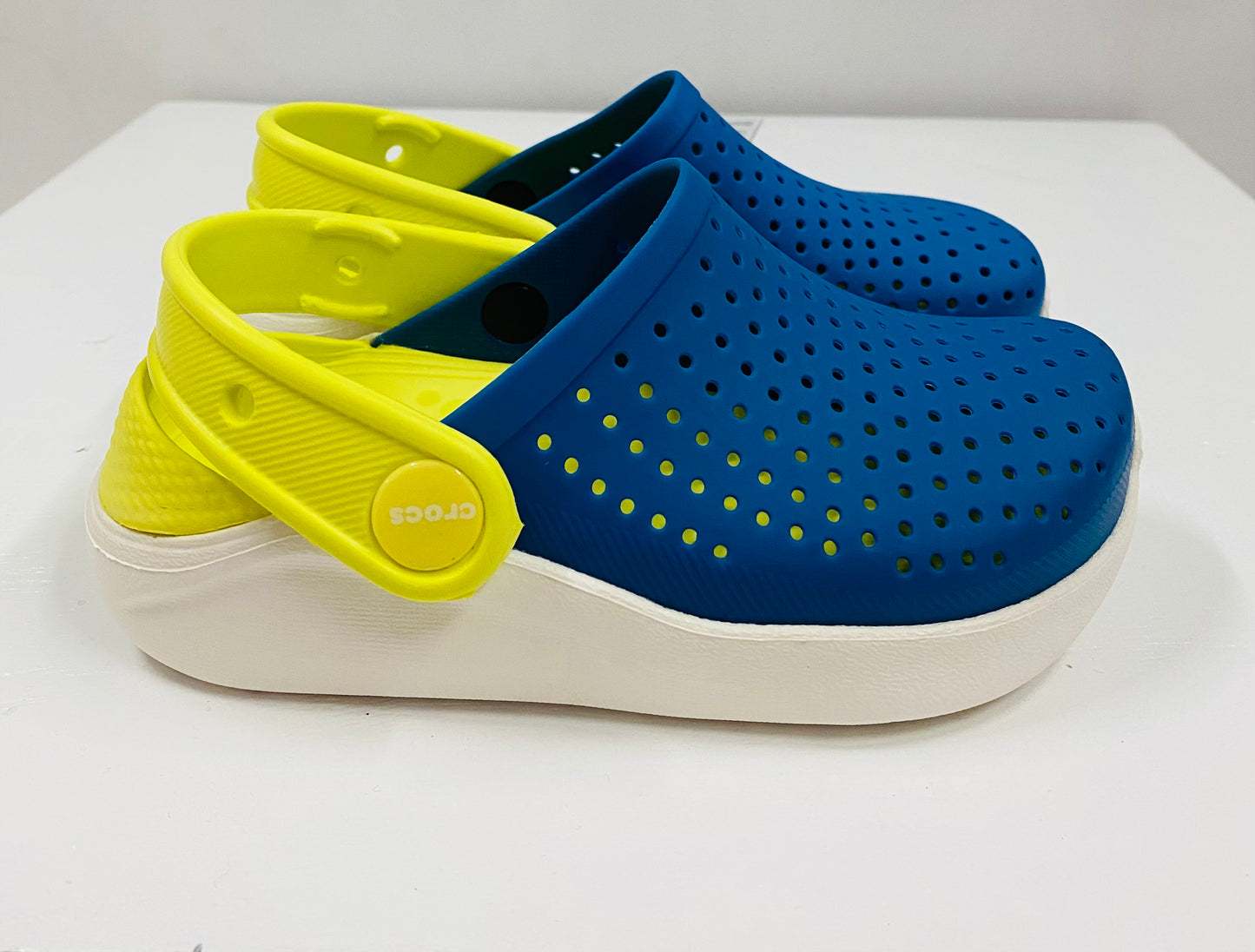 Crocs literide azul con verde niño