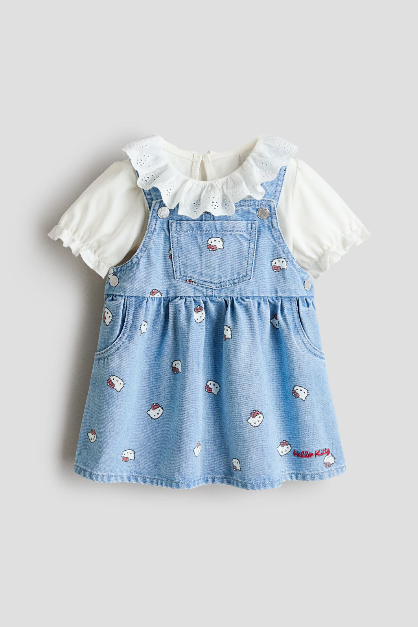 Set conjunto 2 piezas overall azul camisa blanca hello kitty H&M 1317955001