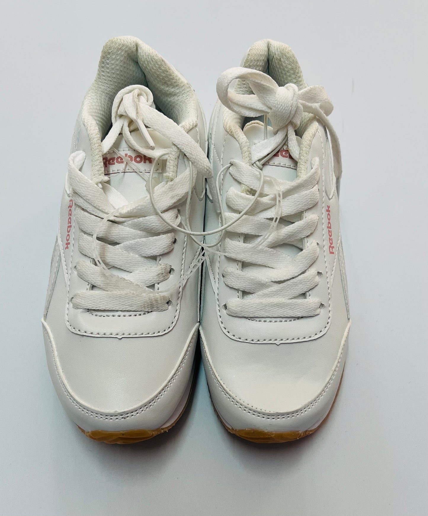 Tenis blancos Reebok letra rosadas