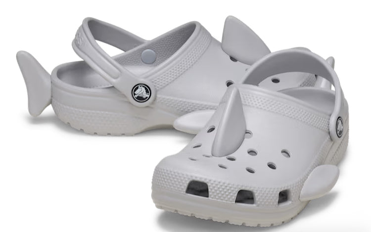 Crocs tiburón niño gris