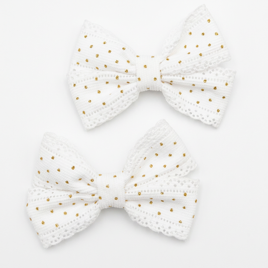 Par ganchos blancos puntos dorados handmade