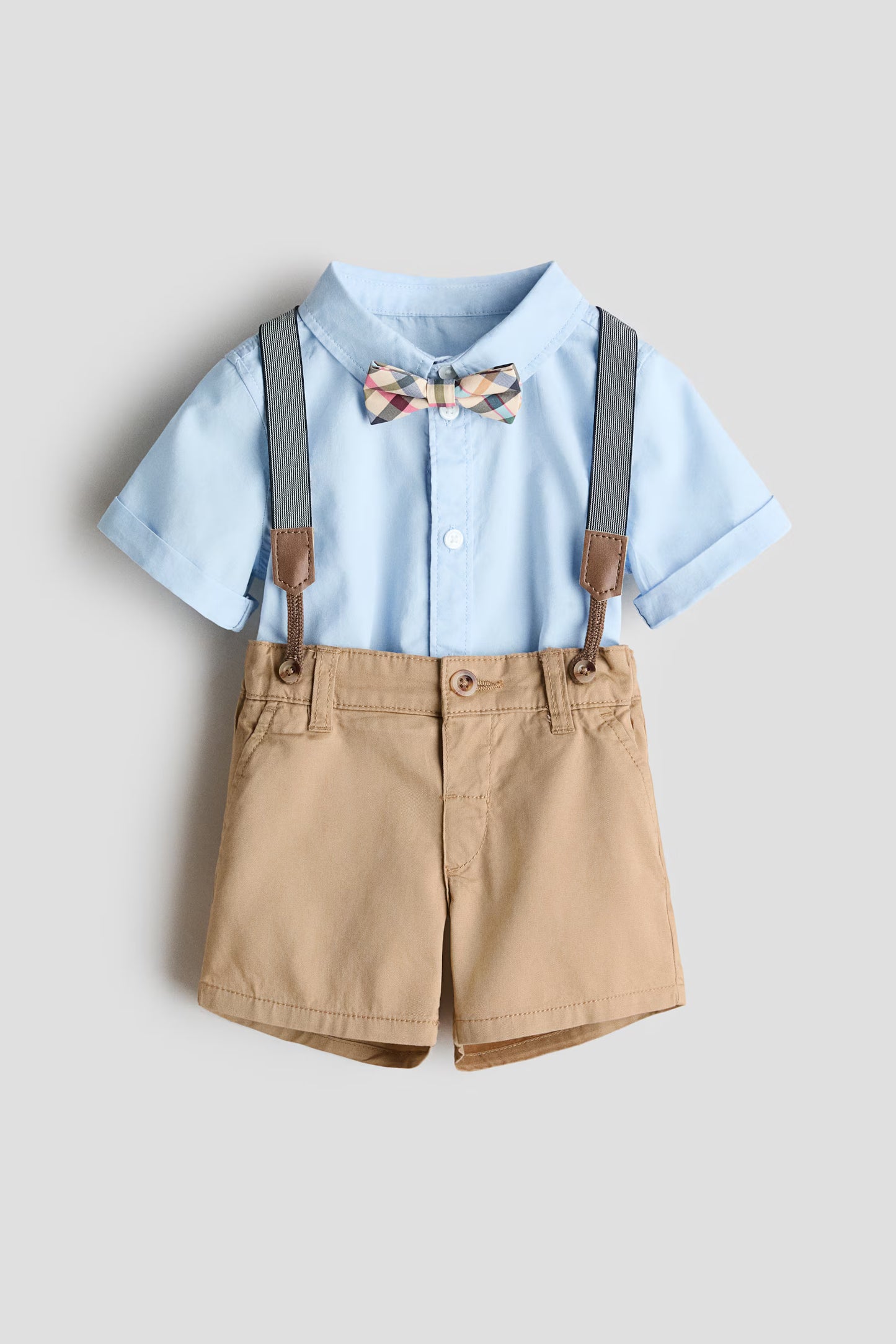 Set conjunto 4 piezas camisa azul corbatin tirante short beige H&M 1331490003