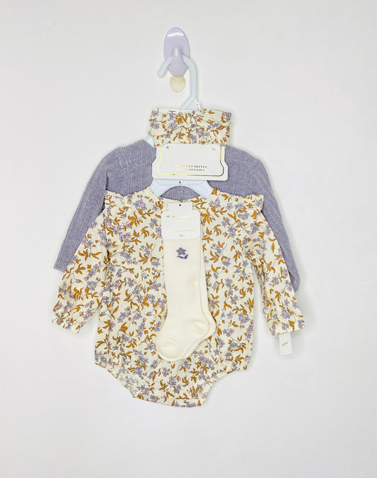 Set 4 piezas mameluco calcetines bincha tahari bebe niña