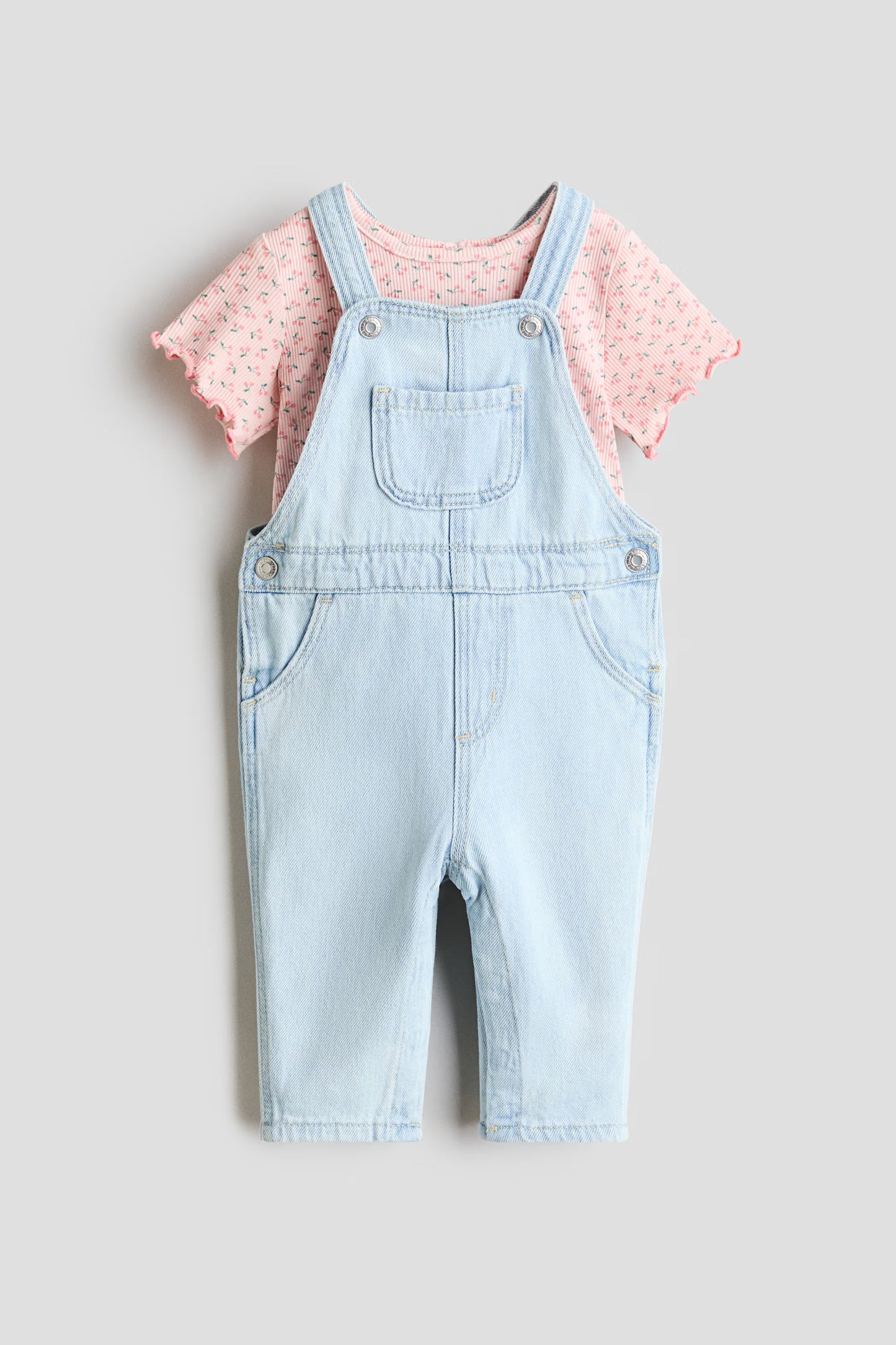 Set conjunto 2 piezas camisa rosada overall azul bebe niña H&M 1321737001