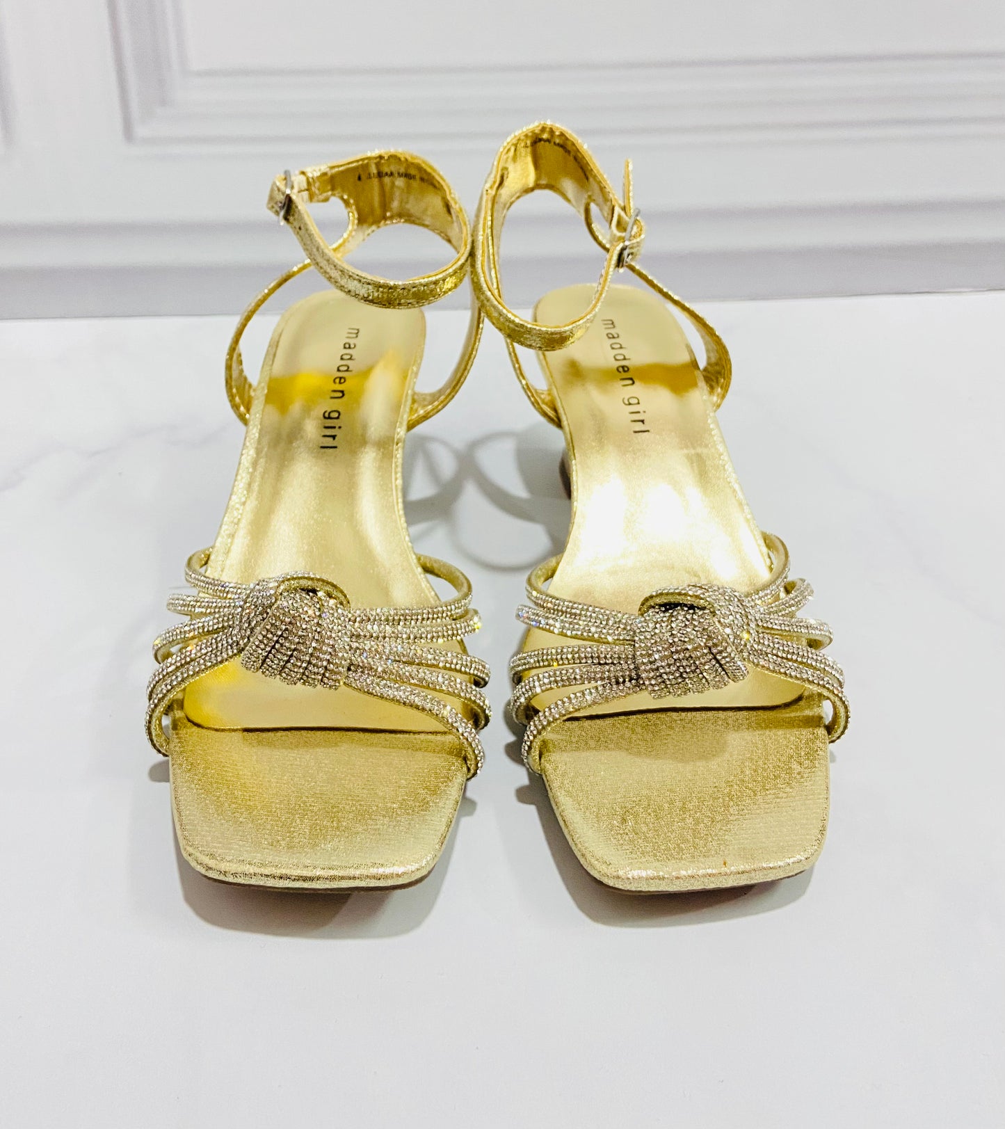Zapatillas doradas tacon niña Sandalias