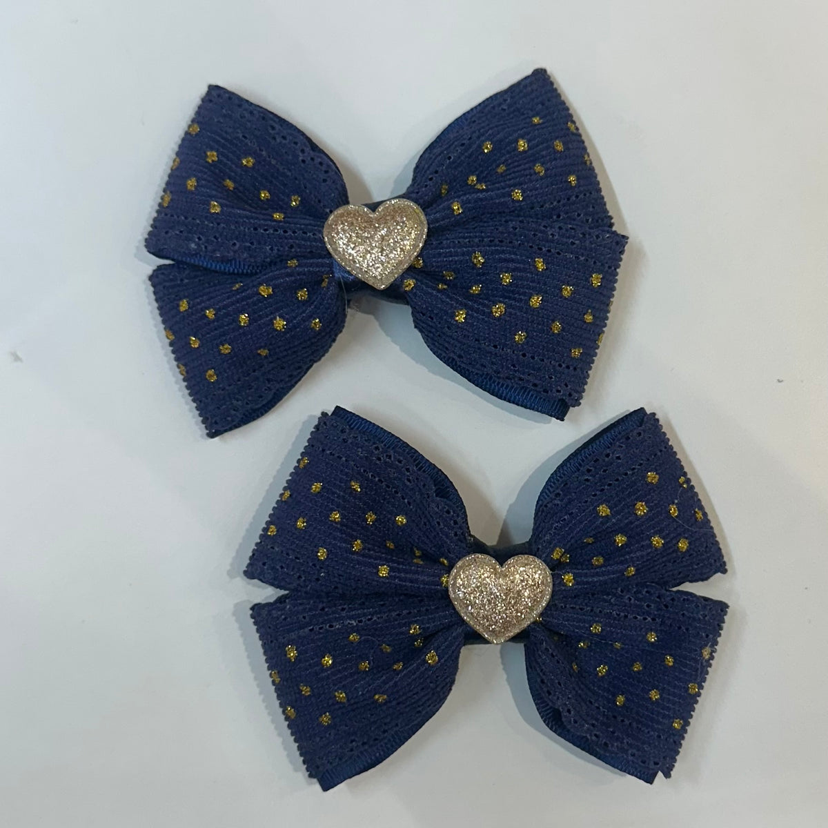 Par ganchos azul marino puntos dorados handmade
