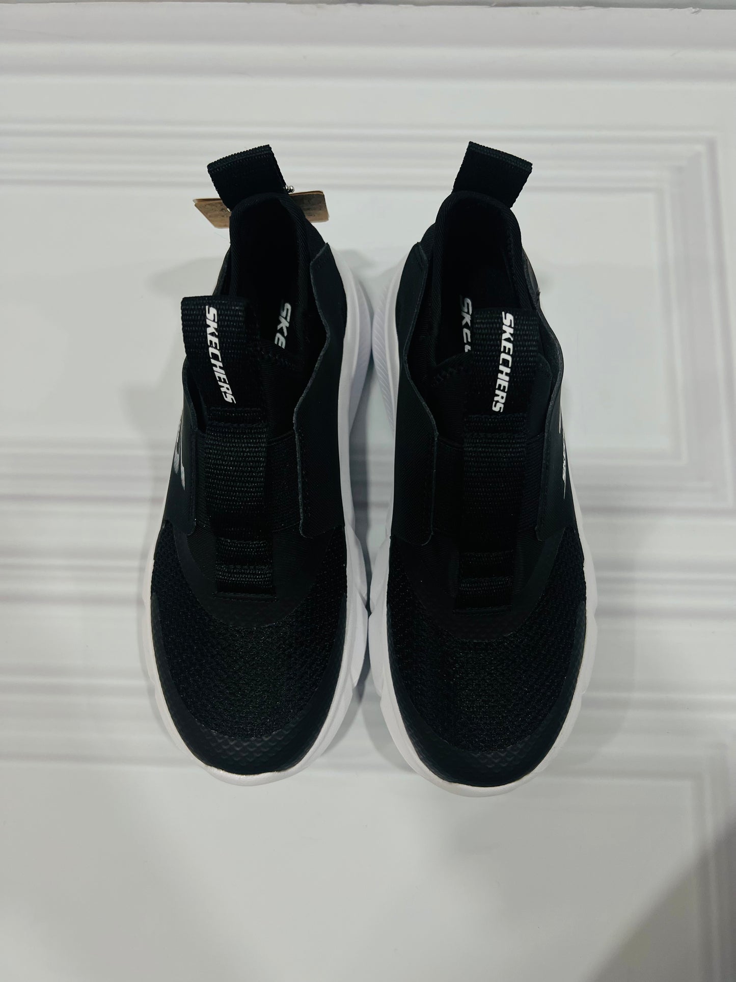 Tenis Negros Niño suela blanca  Skechers