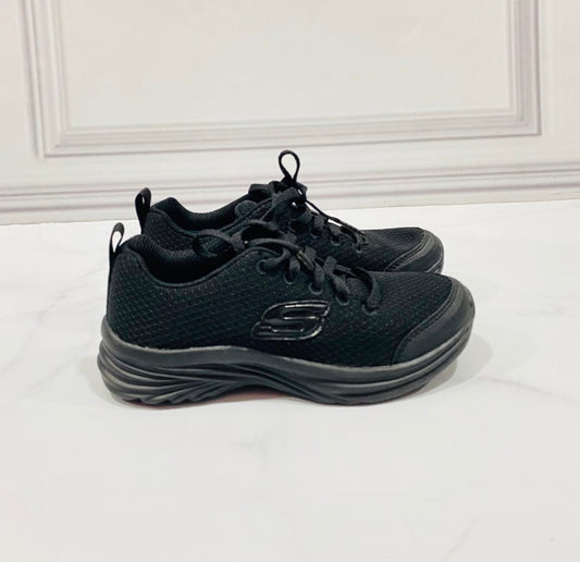 Tenis Negros Niño Niña Skechers fondo azul zapatos negros