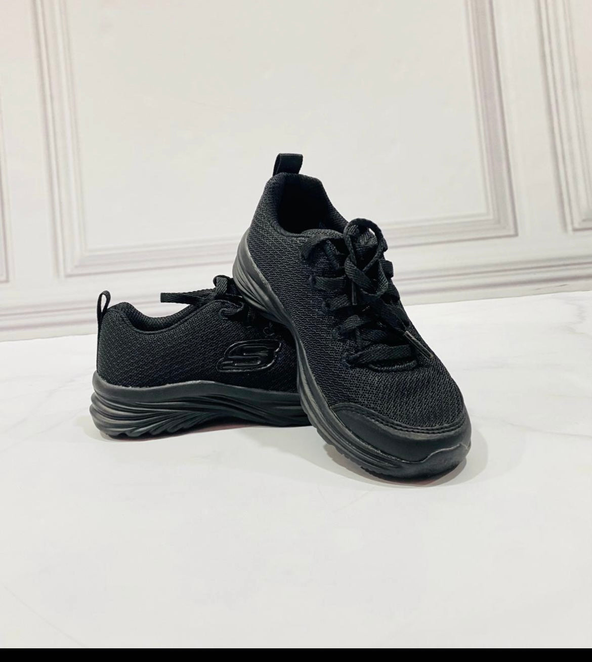 Tenis Negros Niño Niña Skechers fondo azul zapatos negros