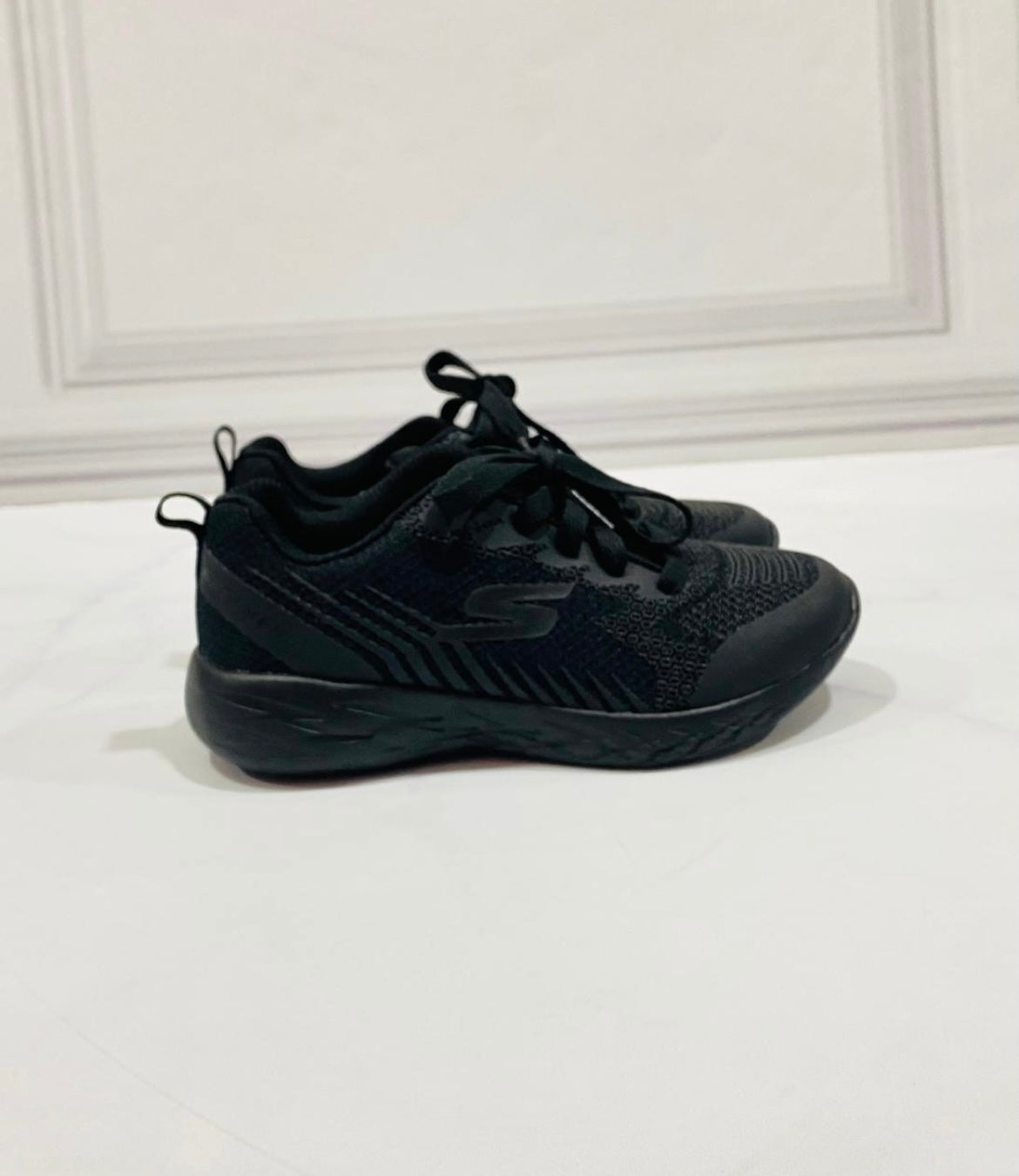 Tenis Negros Niño niña Skechers fondo rojo zapatos negros