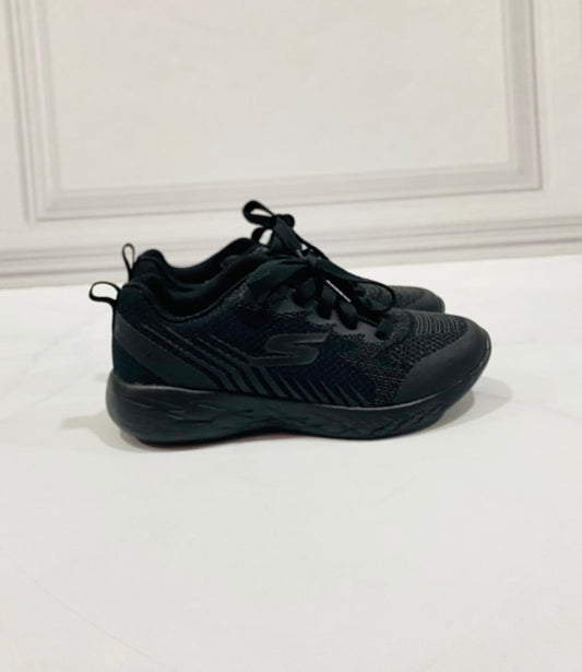 Tenis Negros Niño niña Skechers fondo rojo zapatos negros