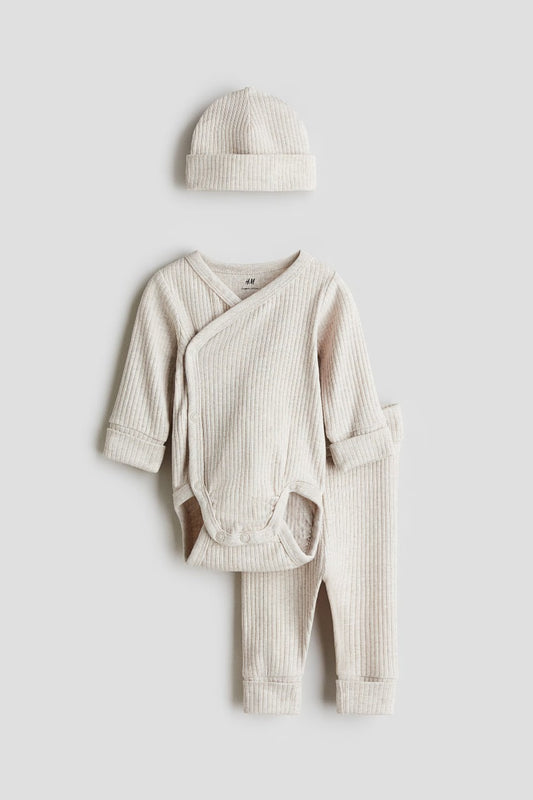 Set 3 piezas mameluco gorro pantalon beige bebe niño niña H&M 0981900049
