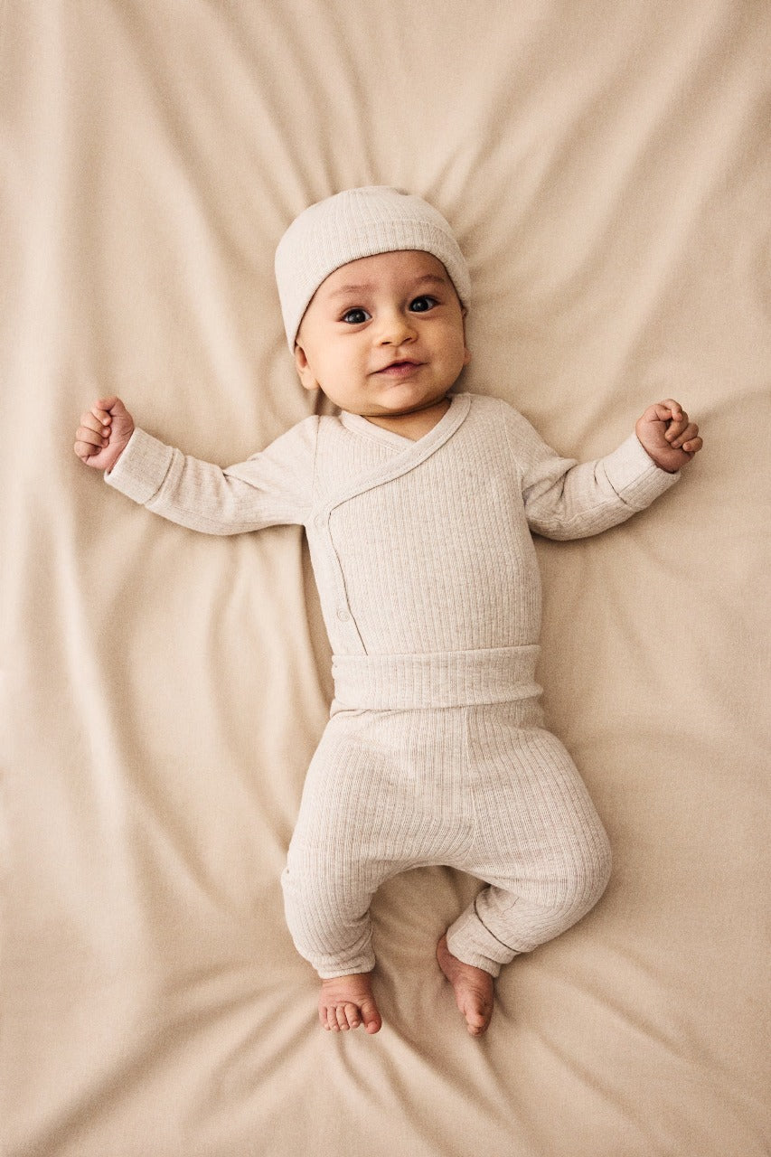 Set 3 piezas mameluco gorro pantalon beige bebe niño niña H&M 0981900049