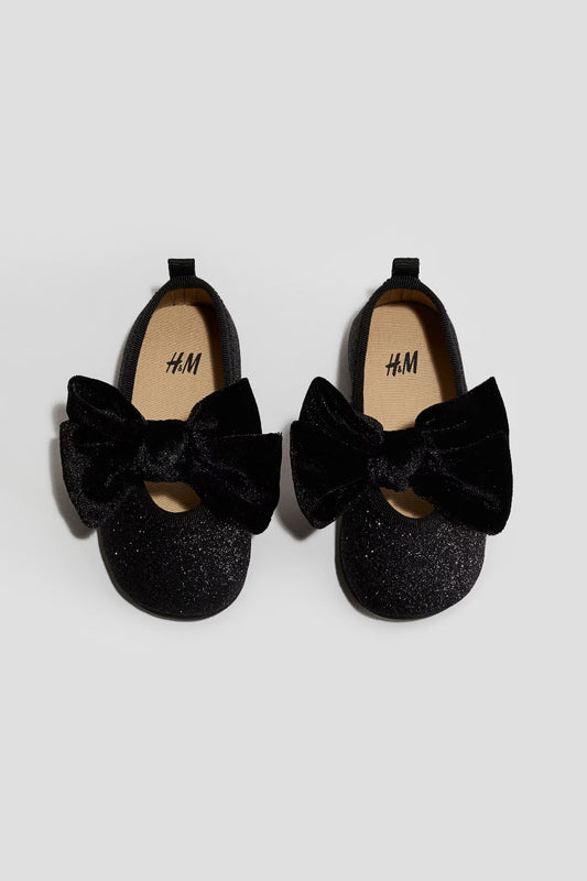 Zapatillas negras chongo negro bebe niña H&M 1308182001