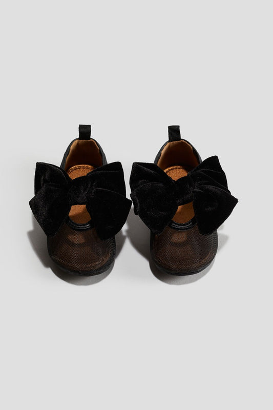 Zapatillas negras  chongo bebe niña H&M