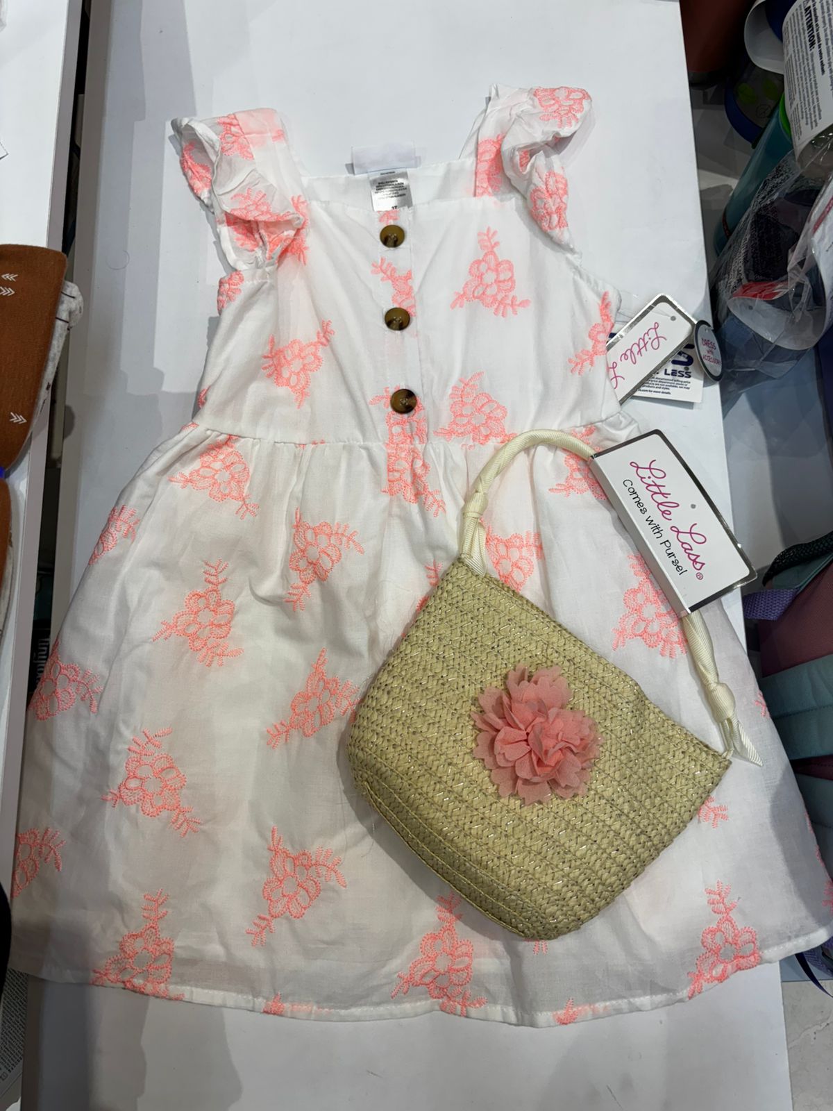 Vestido blanco naranja cartera beige niña