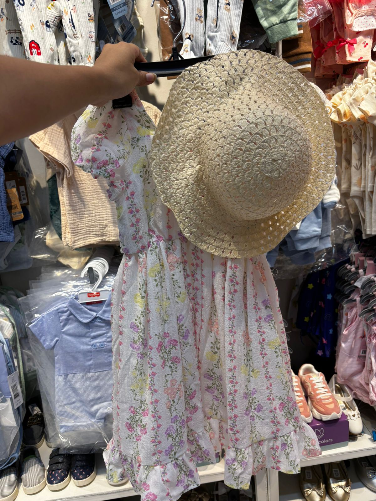Vestido blanco floreado niña