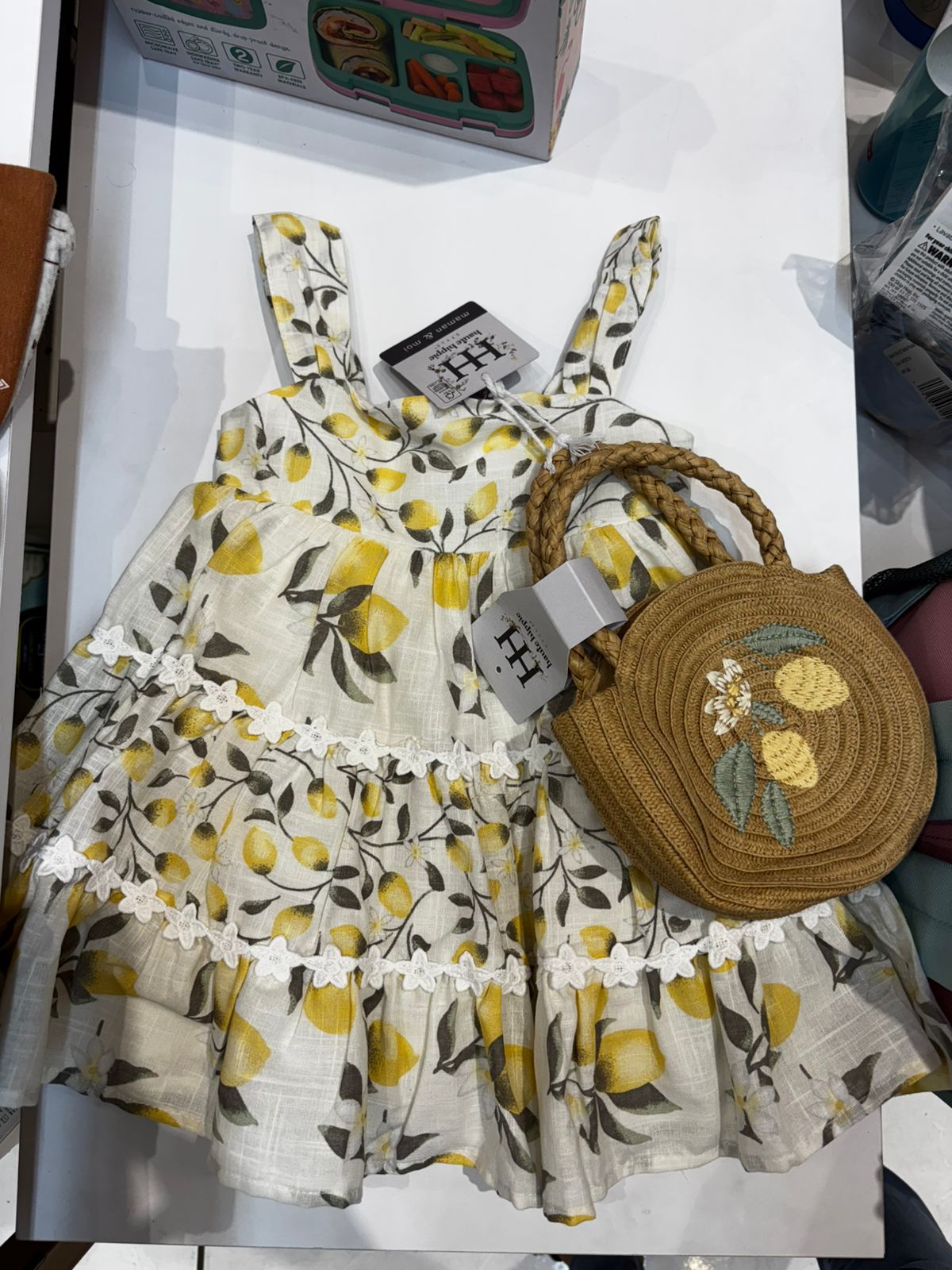 Vestido beige limones cartera beige