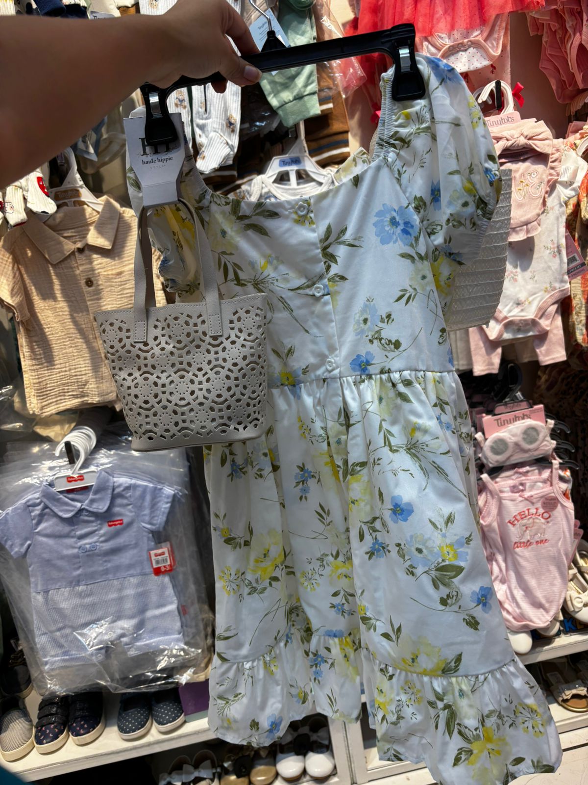 Vestido blanco floreado con cartera