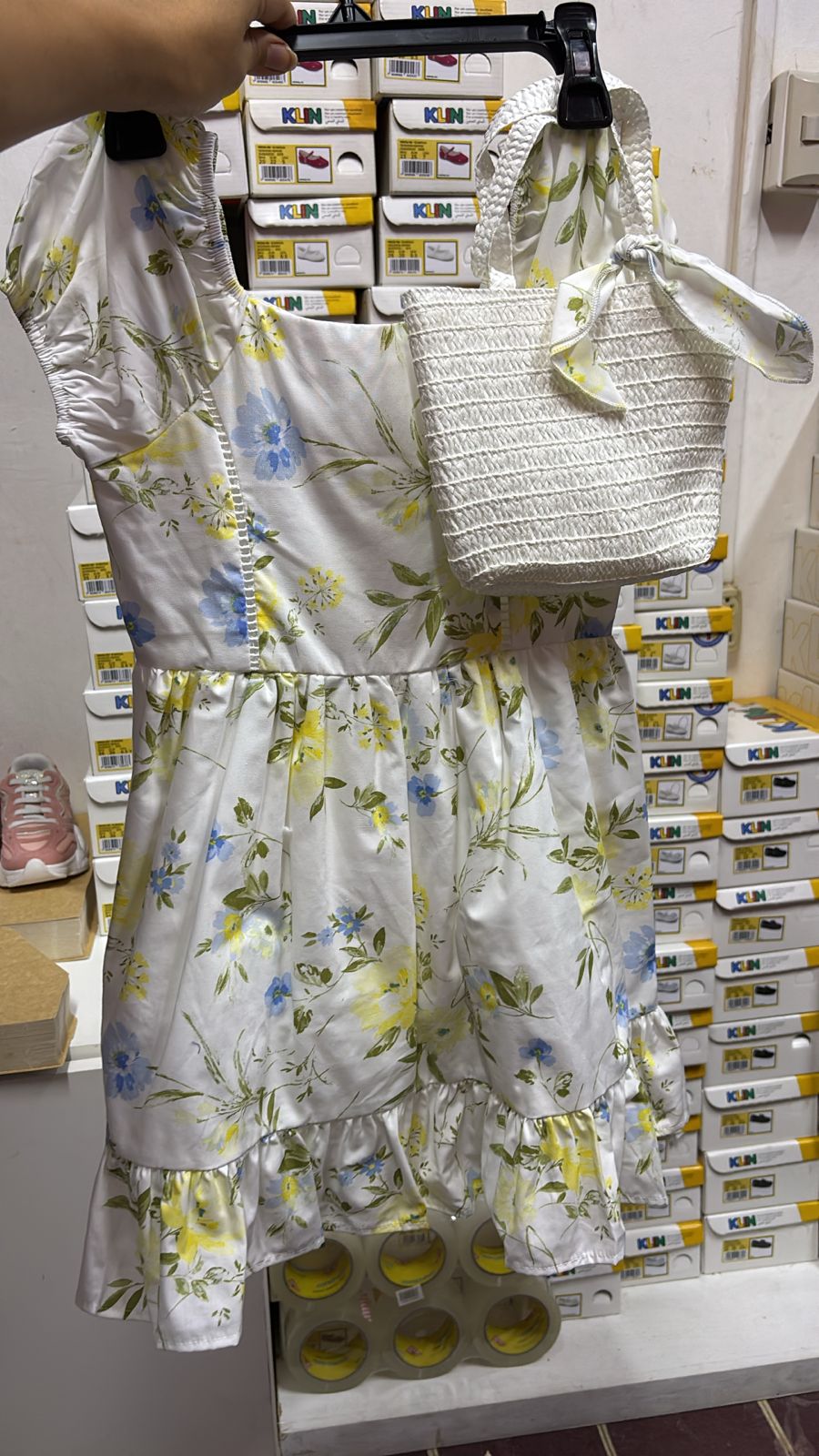 Vestido blanco floreado con cartera