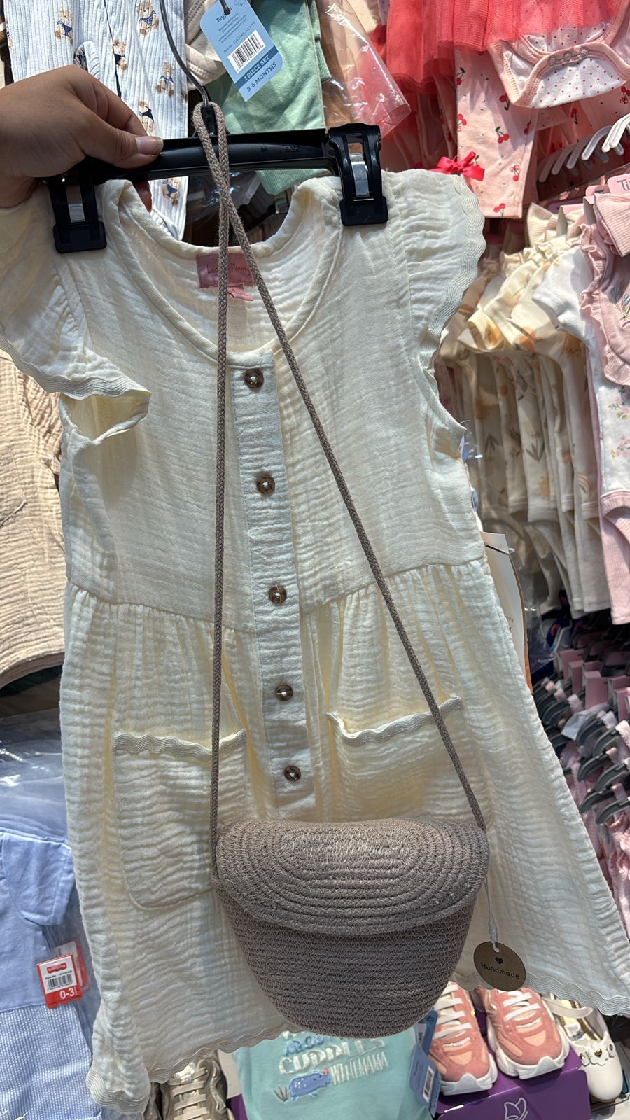 Vestido blanco cartera beige