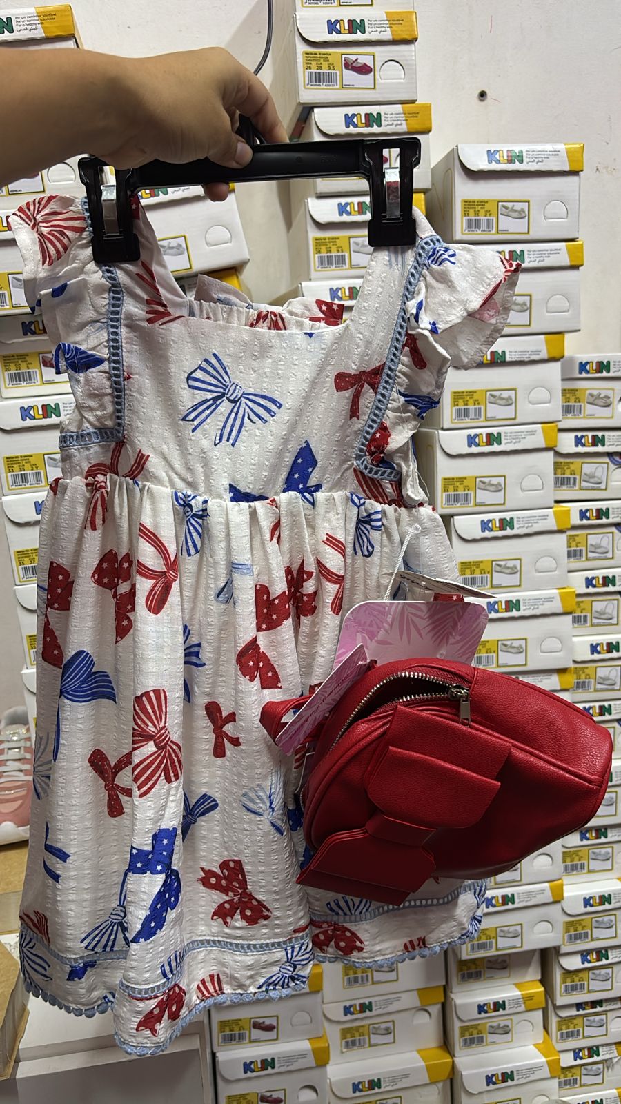 Vestido blanco cartera roja