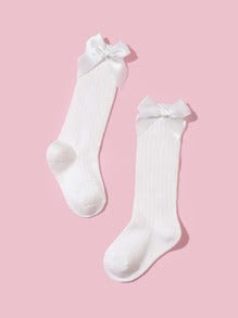 Calcetines blancos revuelos altos niña
