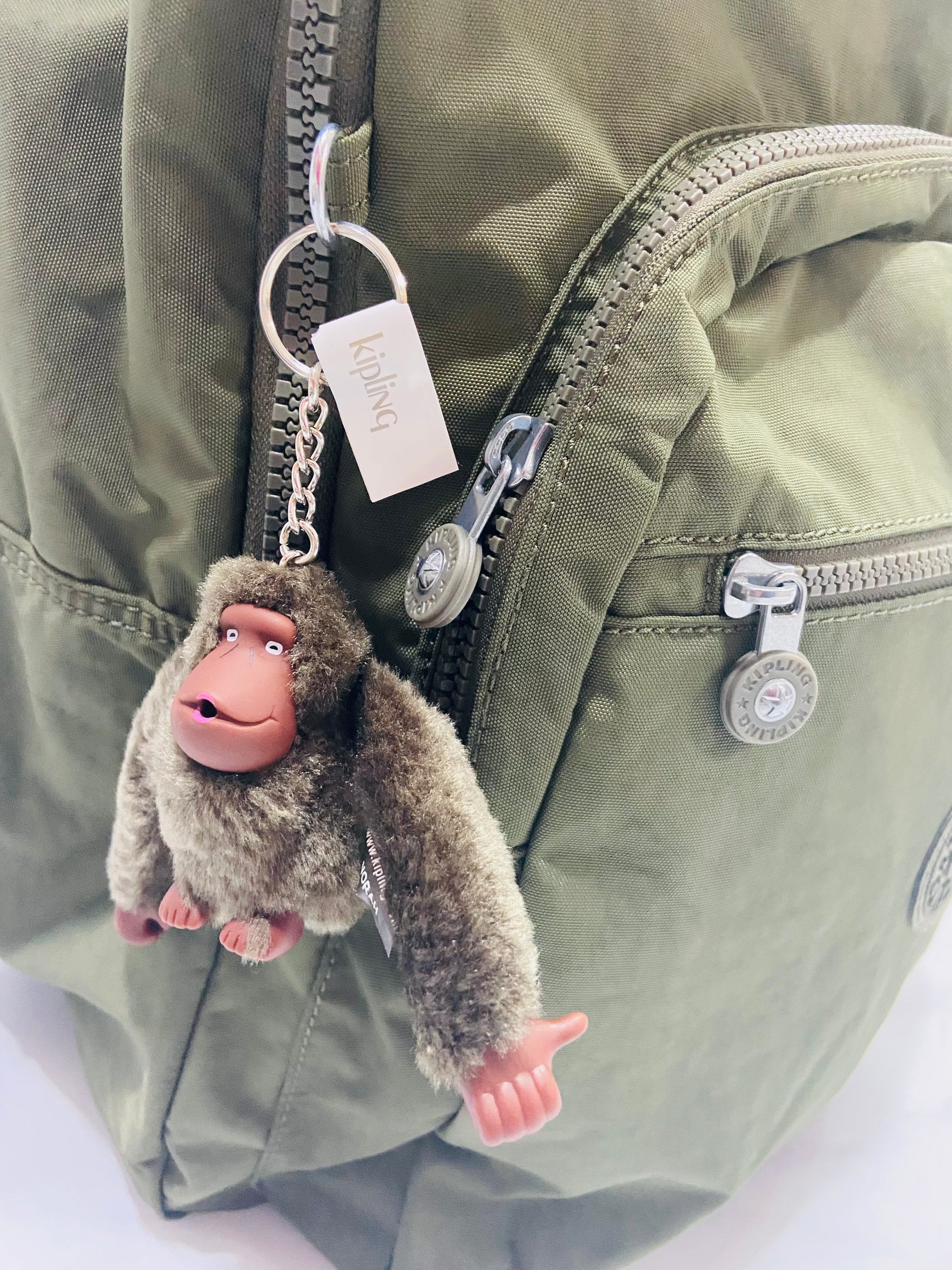 Marca de mochila con mono hotsell