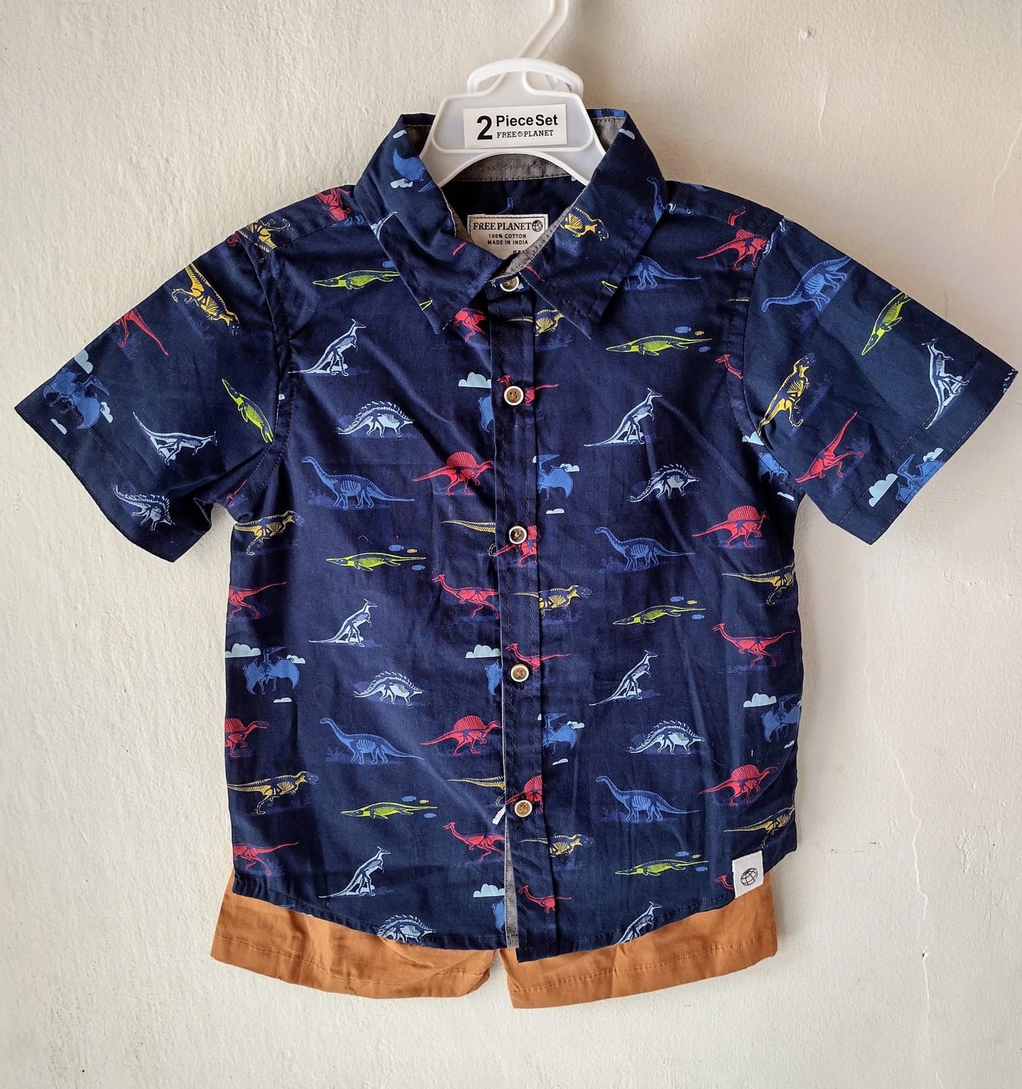 Set 2 piezas camisa azul dinosaurios short beige y camisa niño