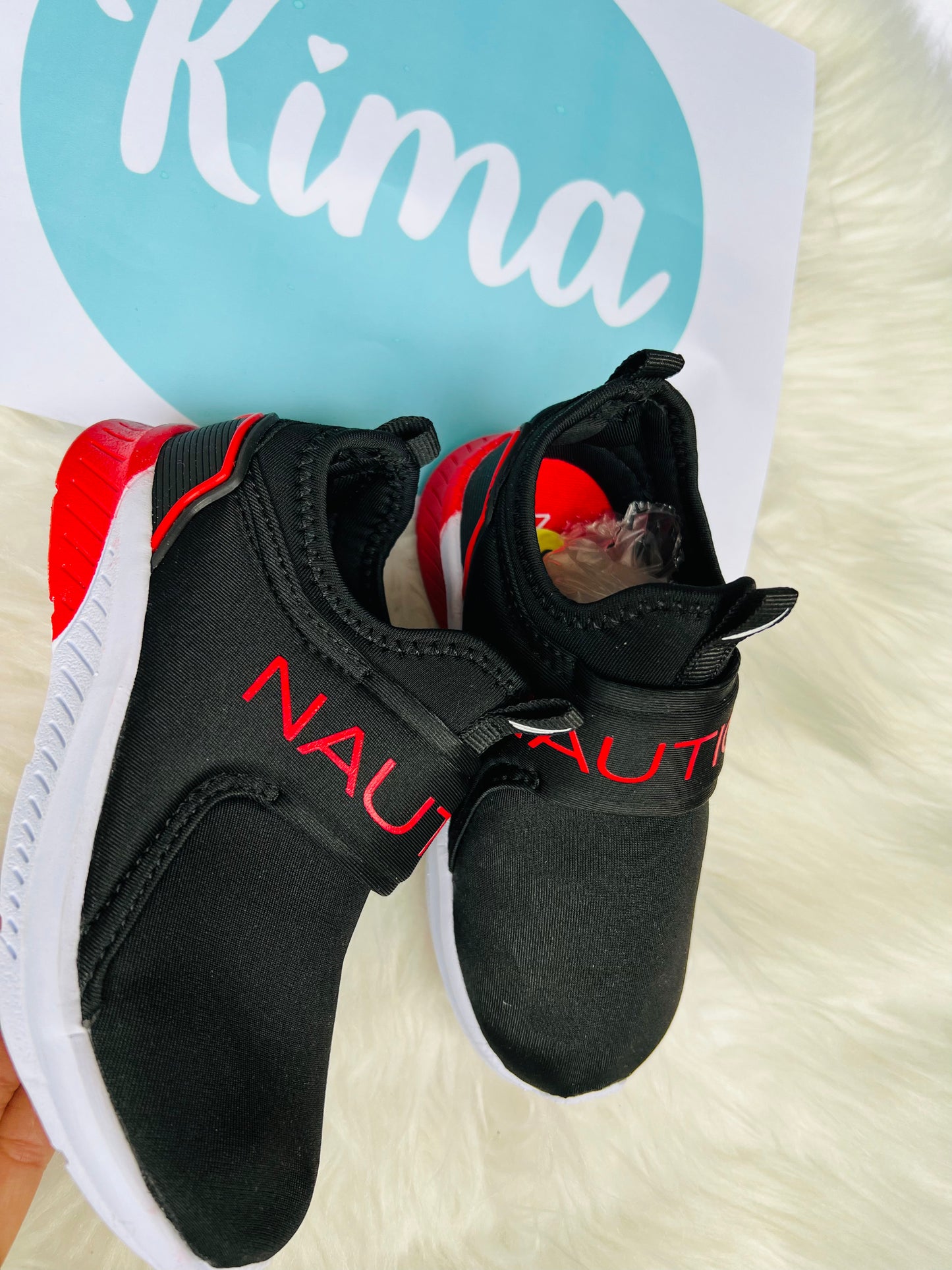 Tenis negros nautica niño con nautica rojo