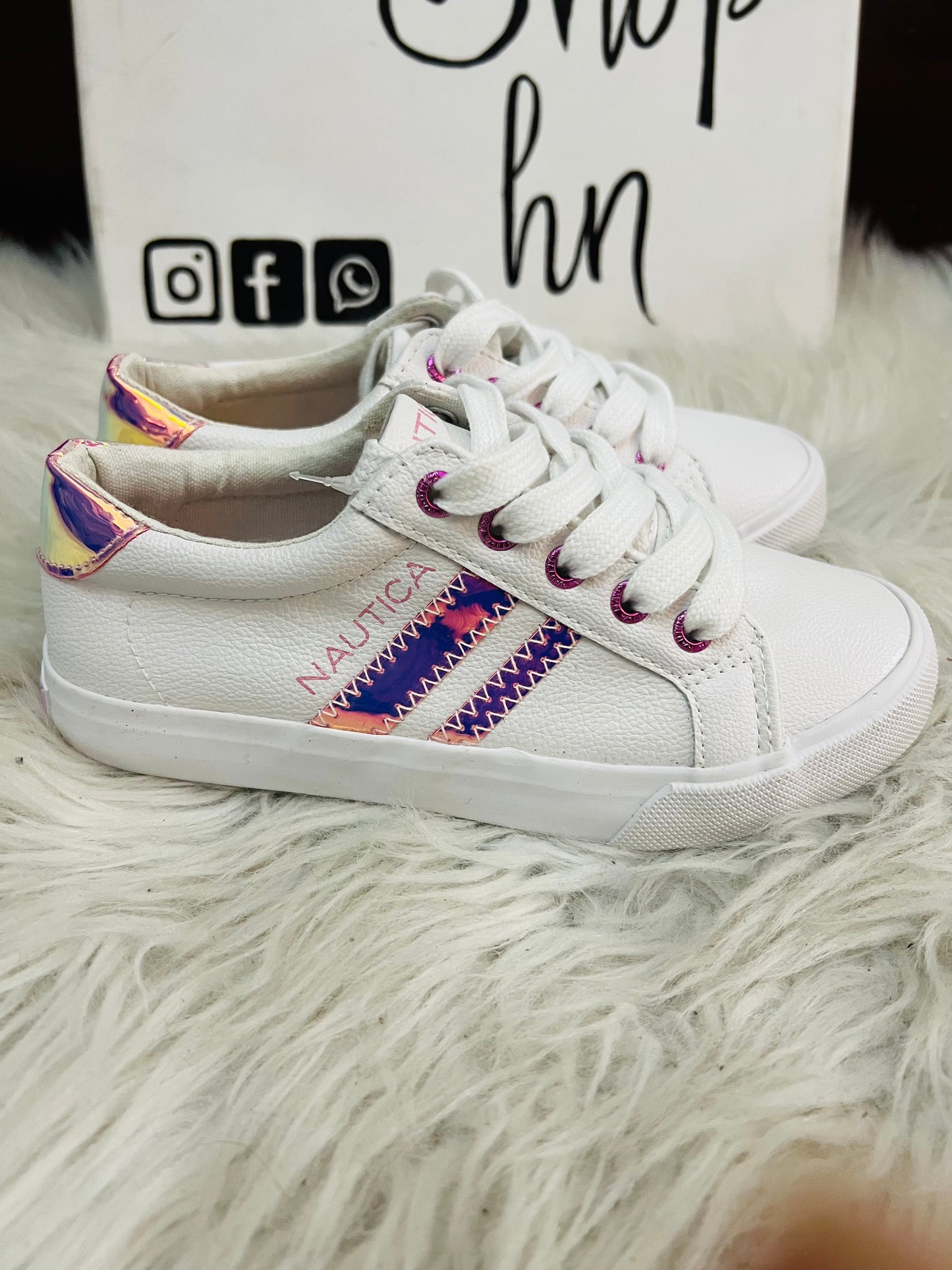Tenis blancos náutica niña
