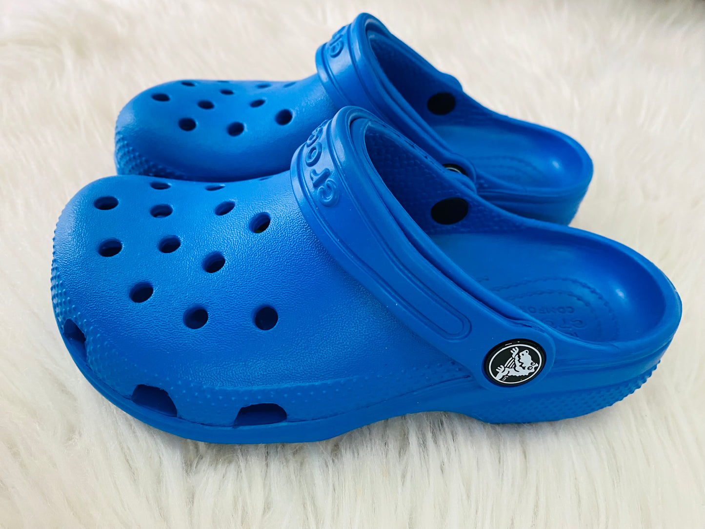Crocs azul oscuro niño